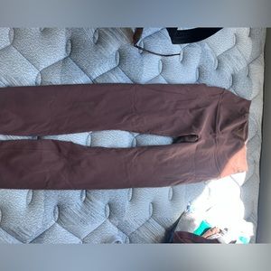 Lululemon Brown wunder train with pockets. Size 4, 25’. Not worn.